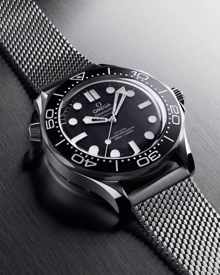 OMEGA_Seamaster-Diver-300M_210.30.42.20.01.010_Cortina-Watch-close-up-768x960