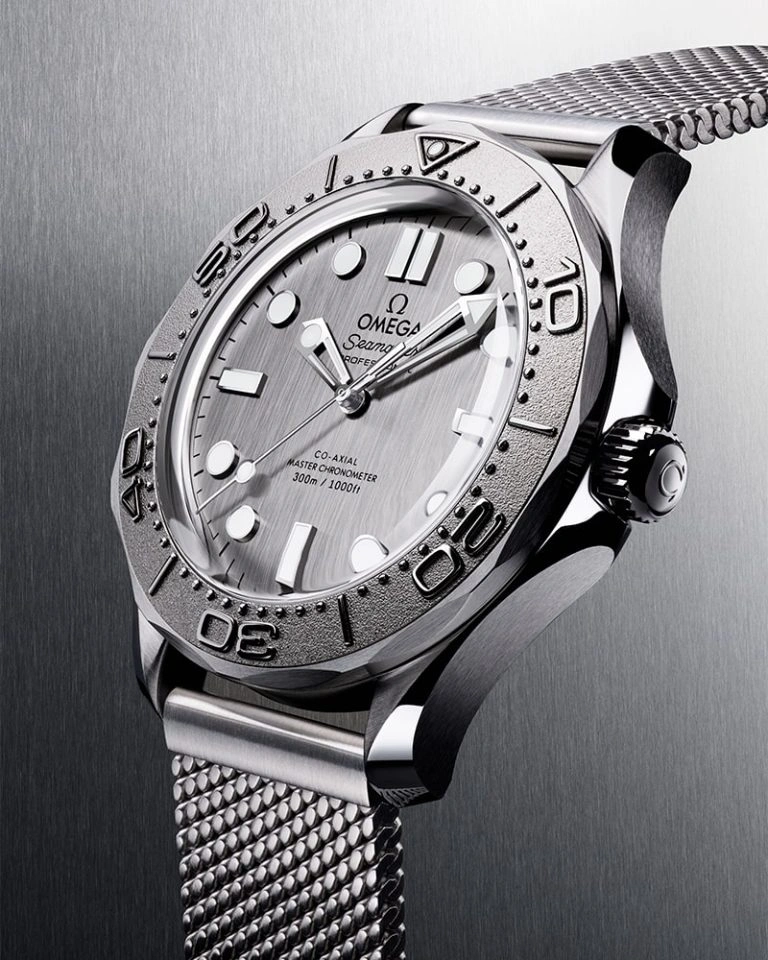 OMEGA_Seamaster-Diver-300M_210.30.42.20.06.002_Cortina-Watch-close-up